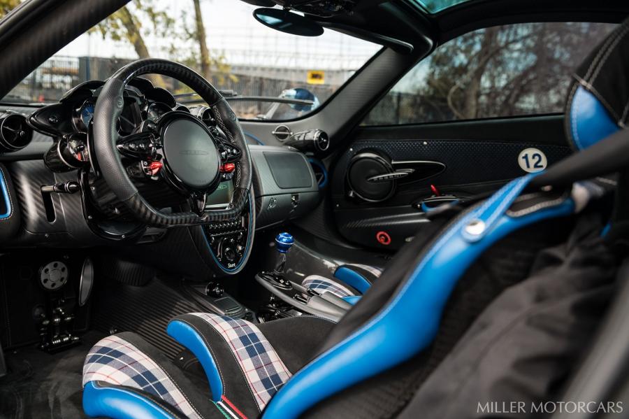 Интерьер Pagani Huayra BC Macchina Volante 2017 года  (фото 23 из 39)
